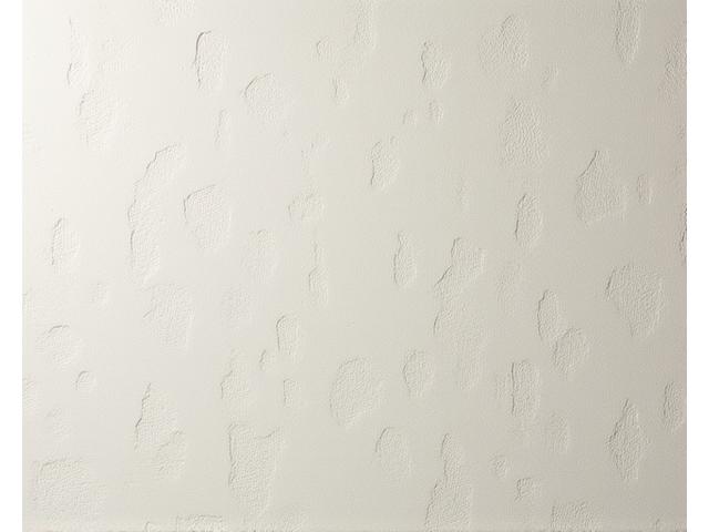 Nærbilde av en vegg med et kunstnerisk, håndlaget tapet i jordnære skandinaviske farger, med diskrete mønstre som gir tekstur til rommet.